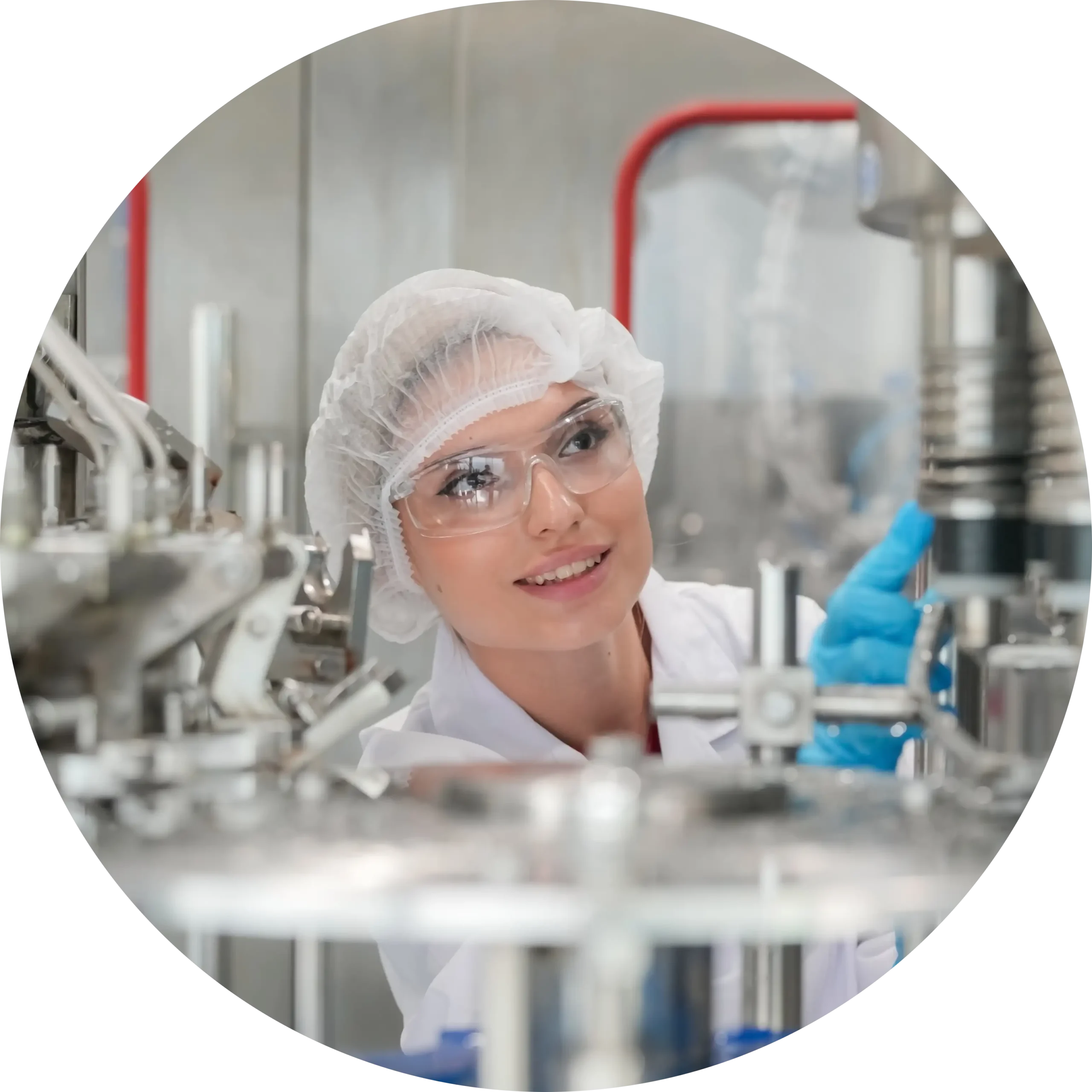 Nahaufnahme einer Mitarbeiterin, welche gerade eine Maschine kontrolliert