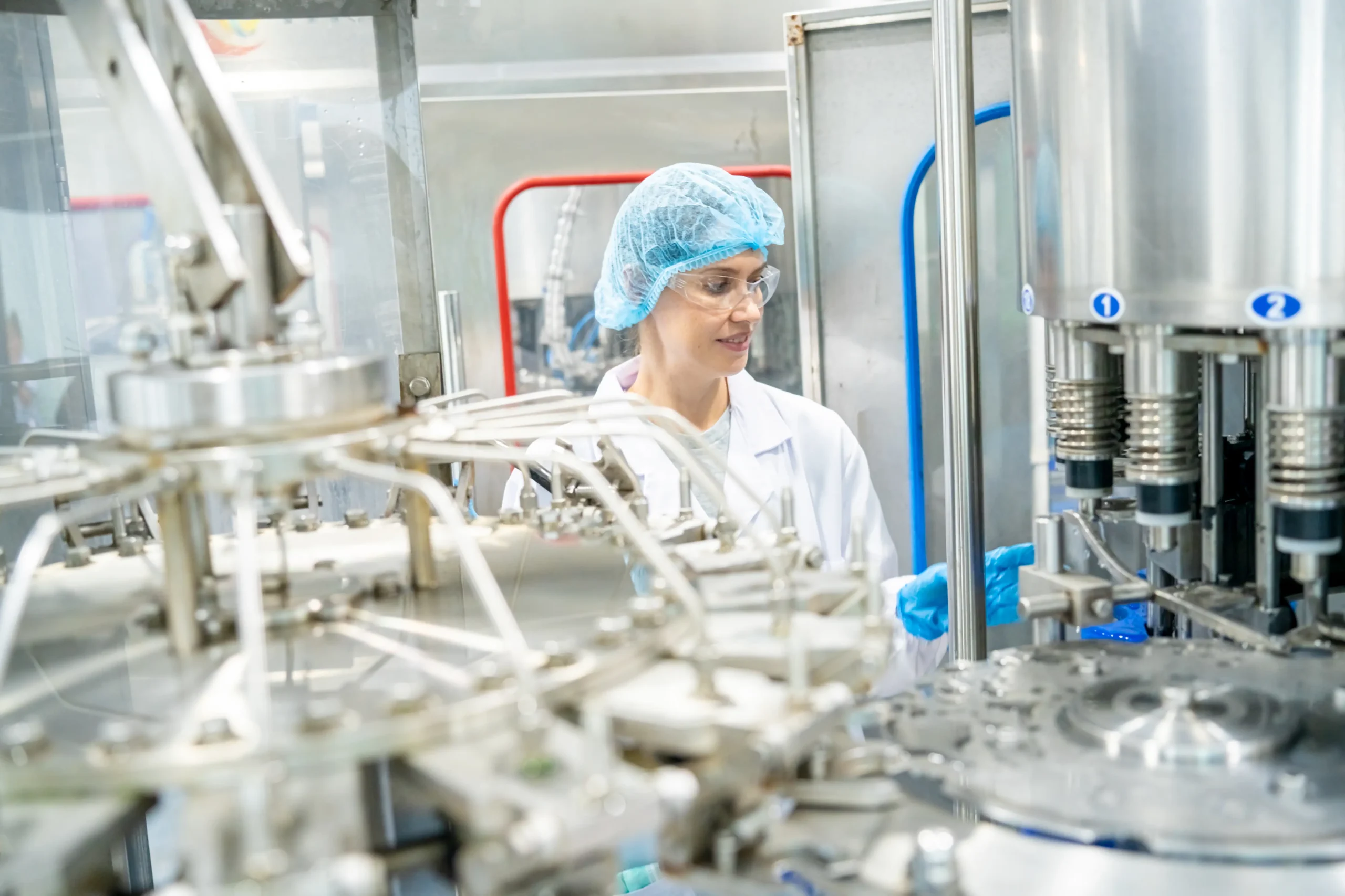 Mitarbeiterin bei der Lohnabfüllung von Arznei