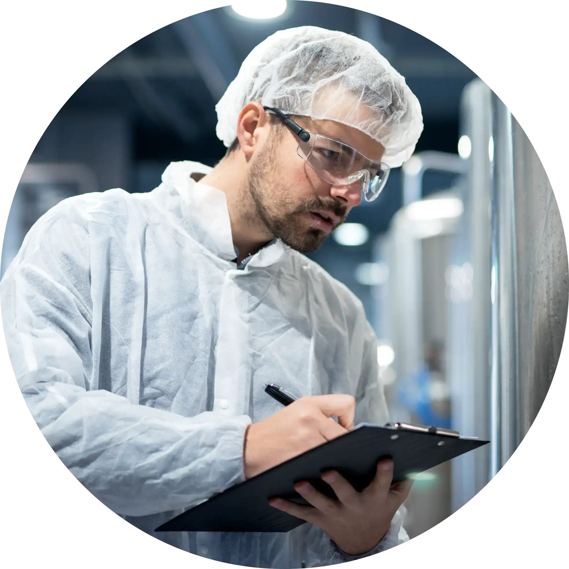 Mitarbeiter beim Qualitätsmanagement in einer Lohnabfüllung